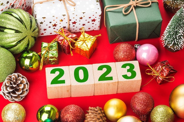 Foto gratuita feliz año nuevo 2023, navidad 2023, regalos de navidad colocados en un ambiente festivo