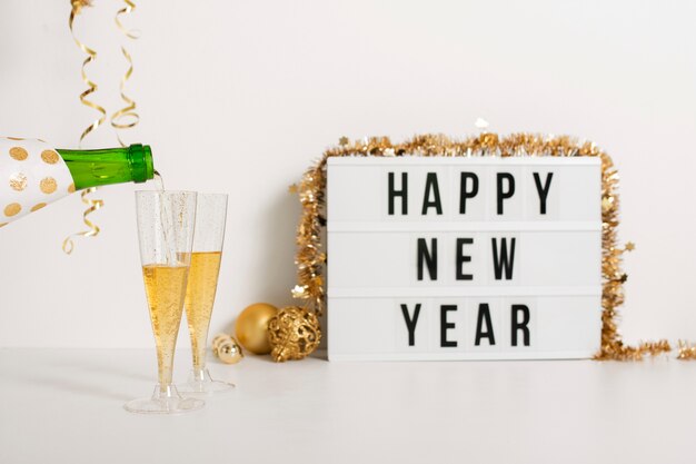 Feliz año nuevo cartel con copas de champán