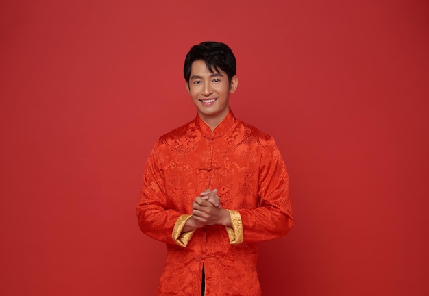 Foto gratuita feliz año nuevo chino 2024 retrato hombre asiático sonrisa feliz con ropa tradicional roja