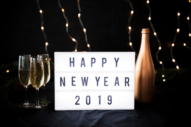 Feliz año nuevo inscripción 2019 a bordo con botella.