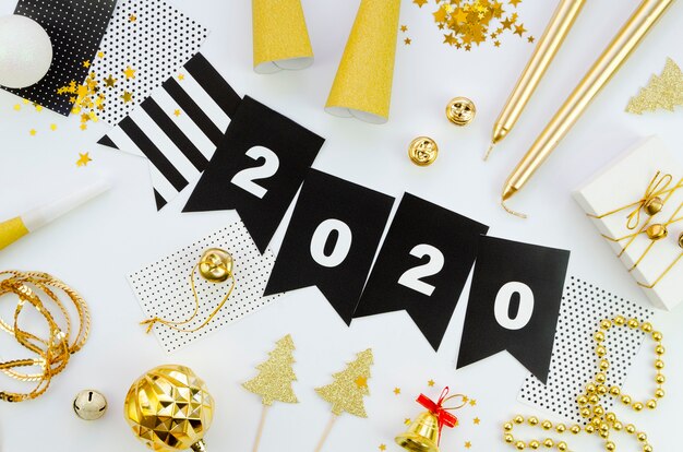 Feliz año nuevo con números 2020 y accesorios.