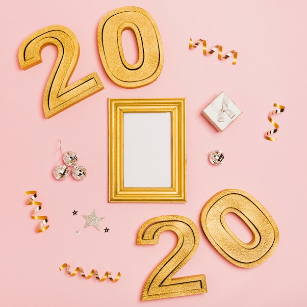 Feliz año nuevo con números 2020 y espacio de copia de maqueta