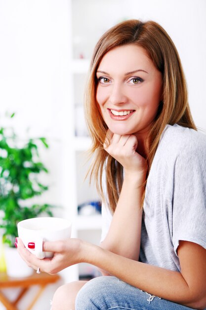 Feliz bella mujer relajante y sonriente