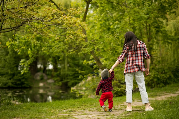 Feliz caminando familia niño mujer