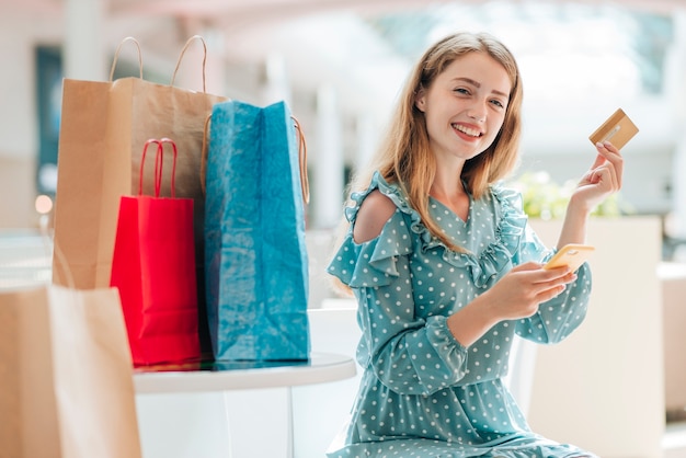 Feliz cliente en el centro comercial de tiro medio.