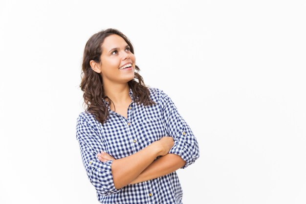 Feliz cliente mujer sorprendida mirando al espacio de la copia