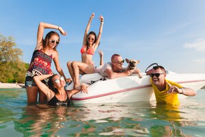 Foto gratuita feliz compañía de amigos en vacaciones tropicales de verano en tailandia viajando en barco en el mar, fiesta en la playa, gente divirtiéndose juntos, emociones positivas de hombres y mujeres