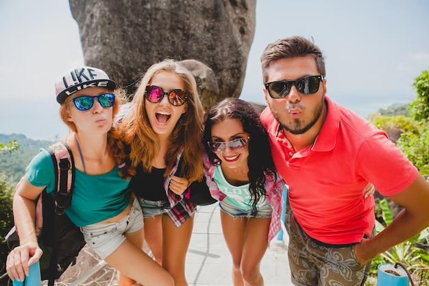 Feliz compañía hipster de amigos viajando por el mundo.