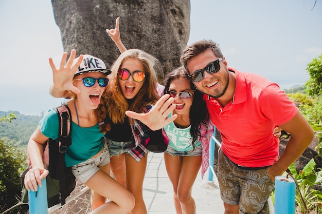 Feliz compañía hipster de amigos viajando por el mundo.