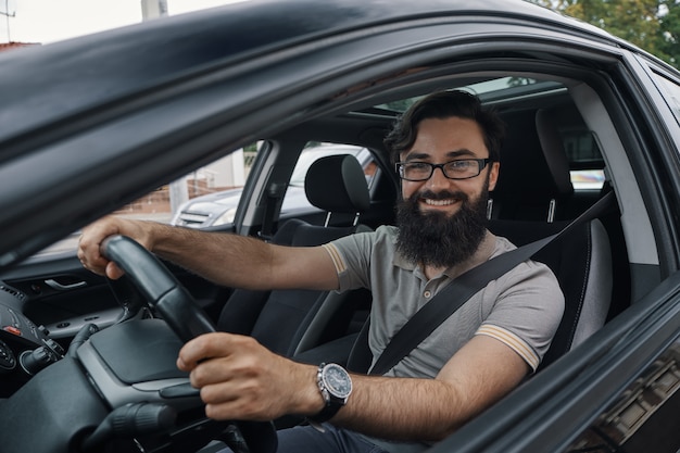 Foto gratuita feliz conductor de automóvil con cinturón de seguridad abrochado