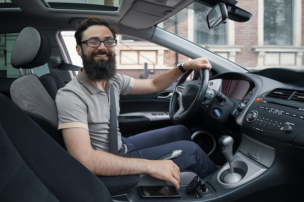 Feliz conductor de automóvil con cinturón de seguridad abrochado