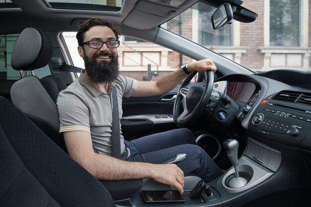 Feliz conductor de automóvil con cinturón de seguridad abrochado