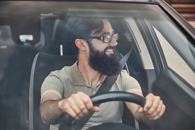 Feliz conductor con cinturón de seguridad abrochado