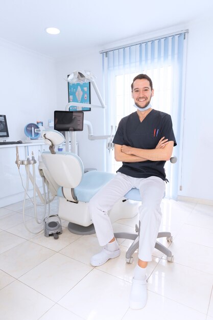 Feliz confidente dentista en la clínica