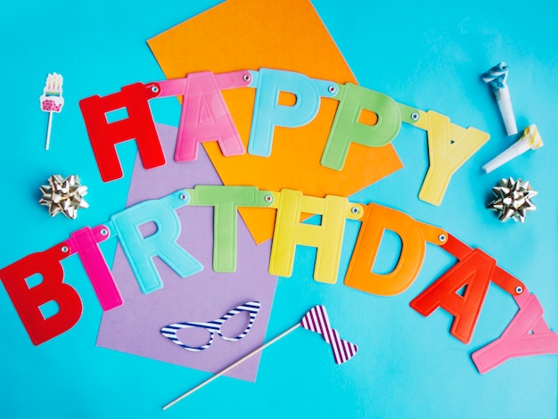 Foto gratuita feliz cumpleaños coloridas palabras de papel