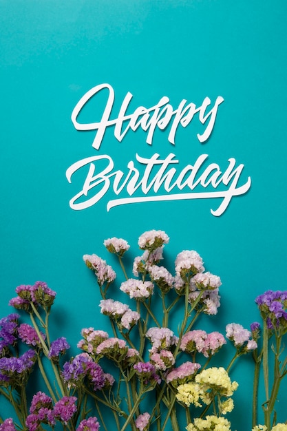 Foto gratuita feliz cumpleaños con composición de flores