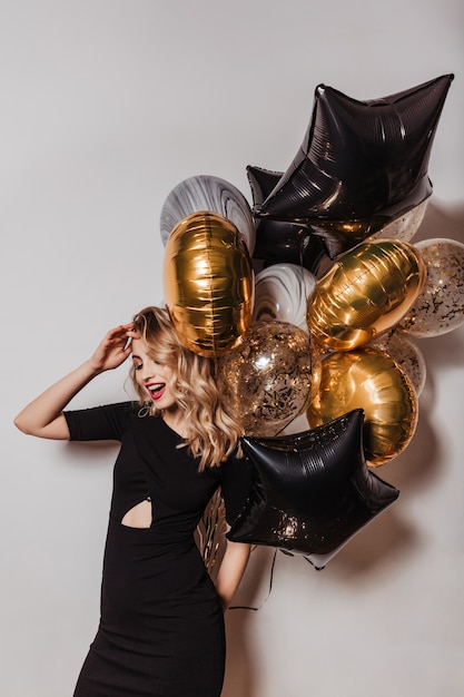 Feliz cumpleaños mujer sonriendo en la pared