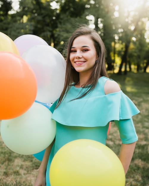 Feliz cumpleaños mujer sosteniendo globos
