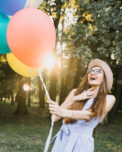 Feliz cumpleaños mujer sosteniendo globos