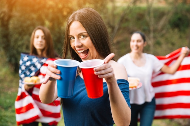 Foto gratuita feliz dama con bebidas