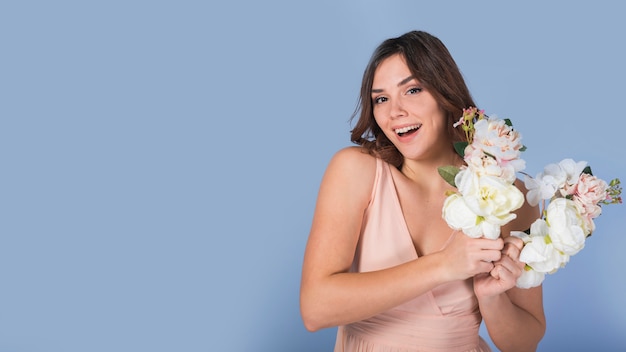 Feliz dama encantadora con flores blancas