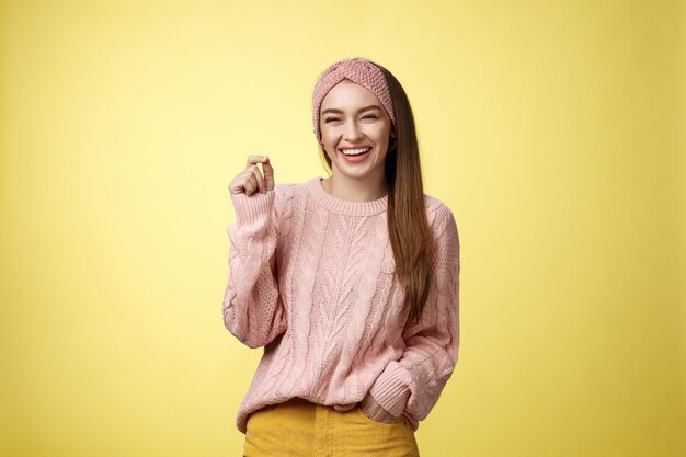 Feliz despreocupado agradable linda joven europea novia riendo alegremente sonriendo divirtiéndose sintiendo ...