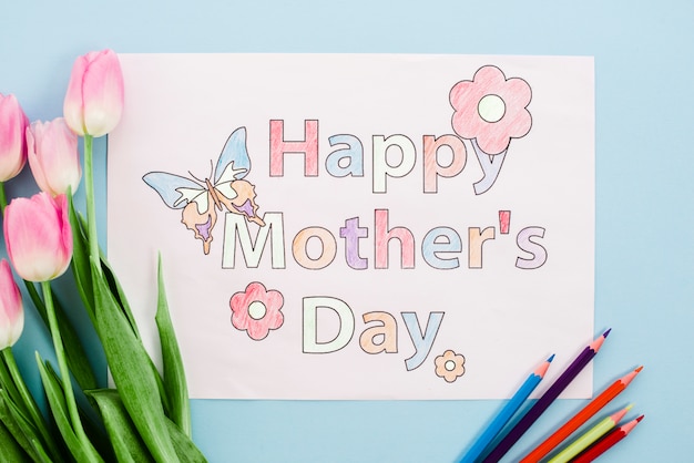 Foto gratuita feliz día de la madre, dibujo sobre papel con tulipanes y lápices.