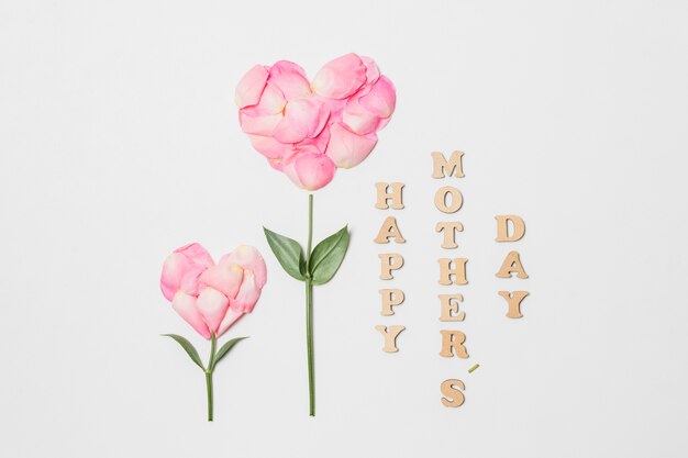 Feliz día de la madre título cerca de flor rosa en forma de corazón