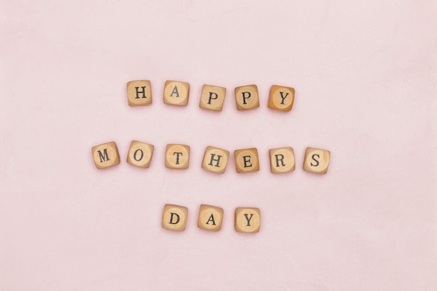 Foto gratuita feliz dia de las madres en letras de madera