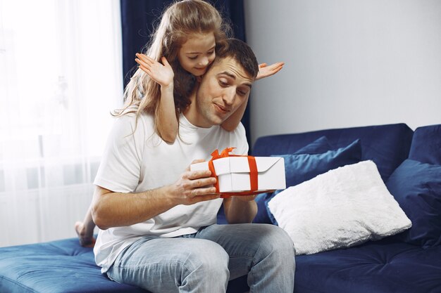 Feliz Día del Padre. Hija saluda a papá. Hija con papá.