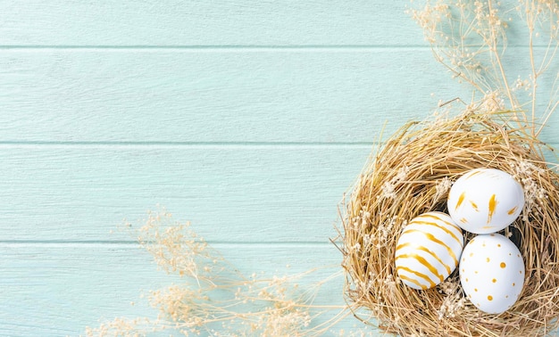 Feliz Día de Pascua Huevos de Pascua sobre fondo de madera Saludos y regalos para celebrar el Día de Pascua