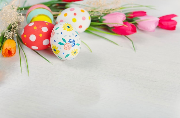 Feliz Día de Pascua Huevos de Pascua sobre fondo de madera Saludos y regalos para celebrar el Día de Pascua