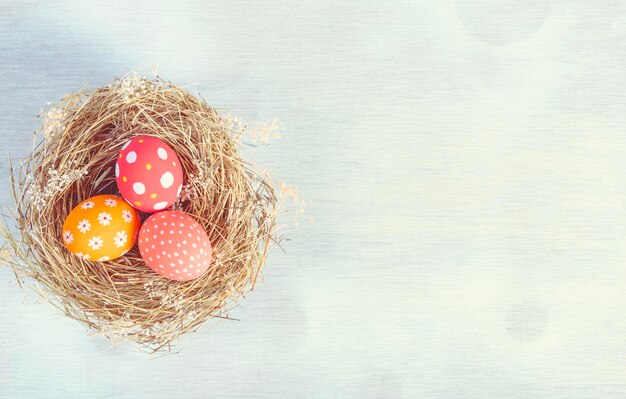 Feliz día de Pascua huevos de Pascua sobre fondo de madera