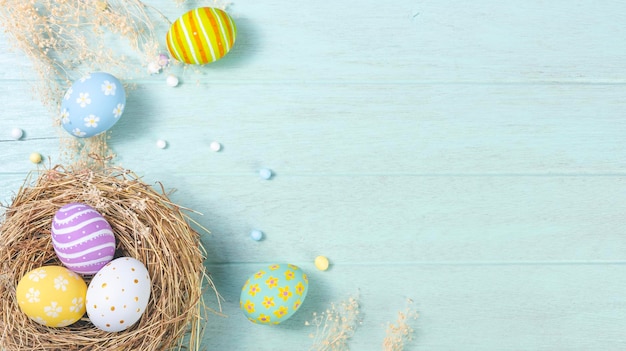 Feliz día de Pascua huevos de Pascua sobre fondo de madera