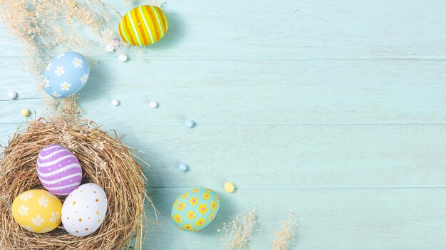 Feliz día de Pascua huevos de Pascua sobre fondo de madera