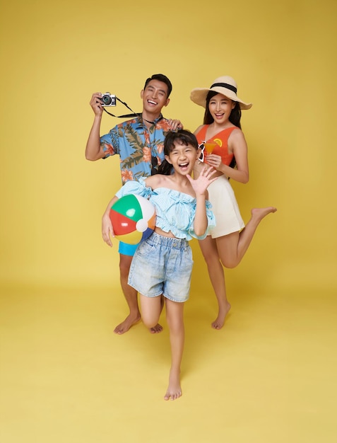 Foto gratuita feliz y divertido retrato de vacaciones familiares asiáticas padre madre e hijas disfrutando de la playa de verano