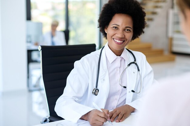 Feliz doctora afroamericana trabajando en una clínica médica