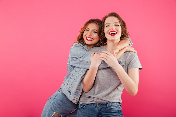 Foto gratuito feliz dos amigas abrazos.