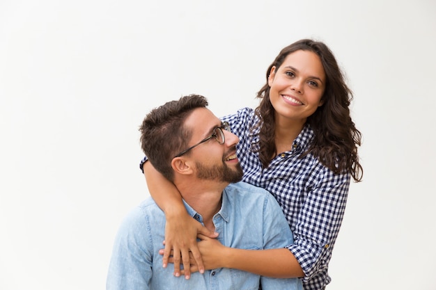 Feliz dulce pareja divirtiéndose