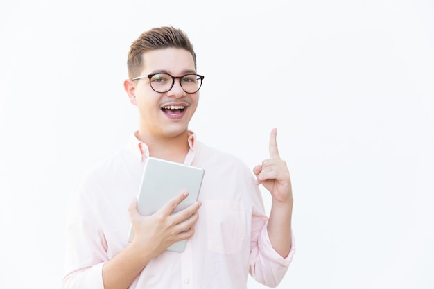 Feliz emocionado chico de anteojos con tableta