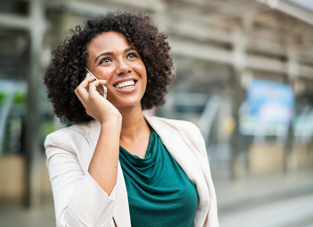 Feliz empresaria hablando por teléfono