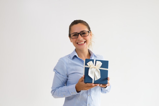 Feliz empresaria joven emocionada con su día especial