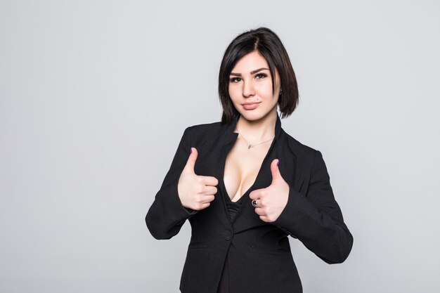 Feliz empresaria sonriente con los pulgares para arriba gesto, aislado en blanco