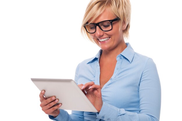 Feliz empresaria con tableta digital moderna