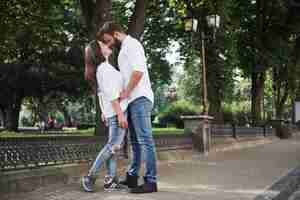 Foto gratuita feliz enamorado de una pareja en la calle