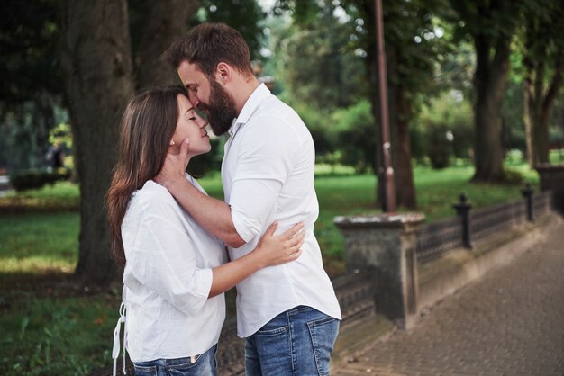 Feliz enamorado de una pareja en la calle