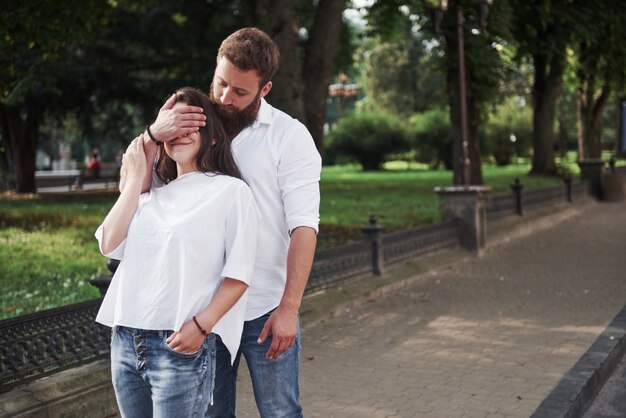 Feliz enamorado de una pareja en la calle