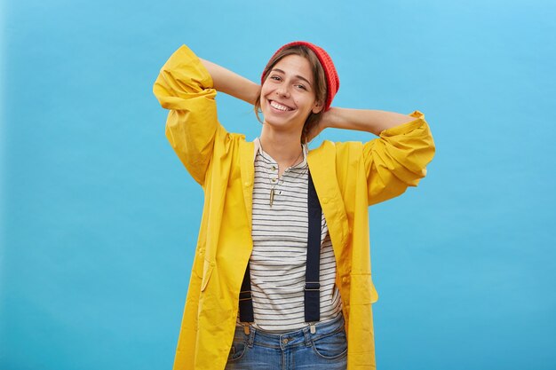 Feliz encantadora joven mujer sintiéndose emocionada