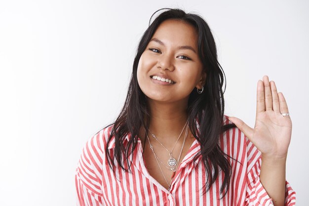 Feliz encantadora mujer polinesia levantando la mano como promesa, haciendo promesas y sonriendo