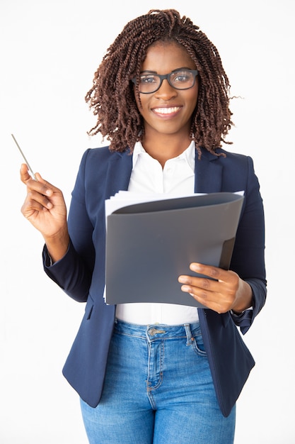 Feliz entrenador de negocios seguros con gafas